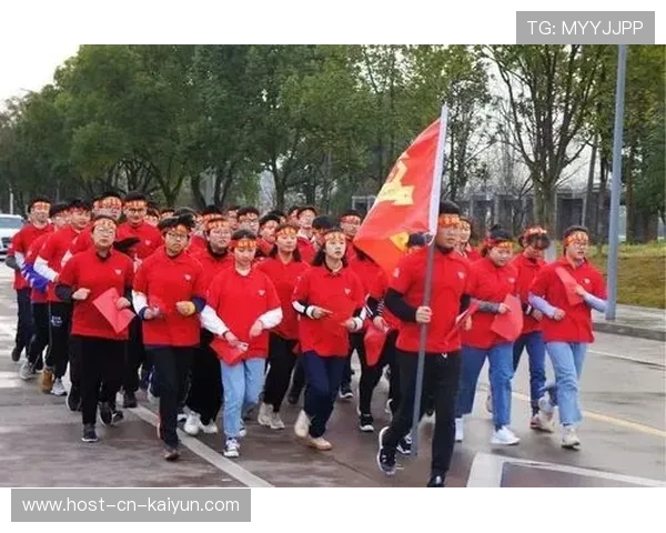 举重队长训练时全队跟着喊口号气势如战场